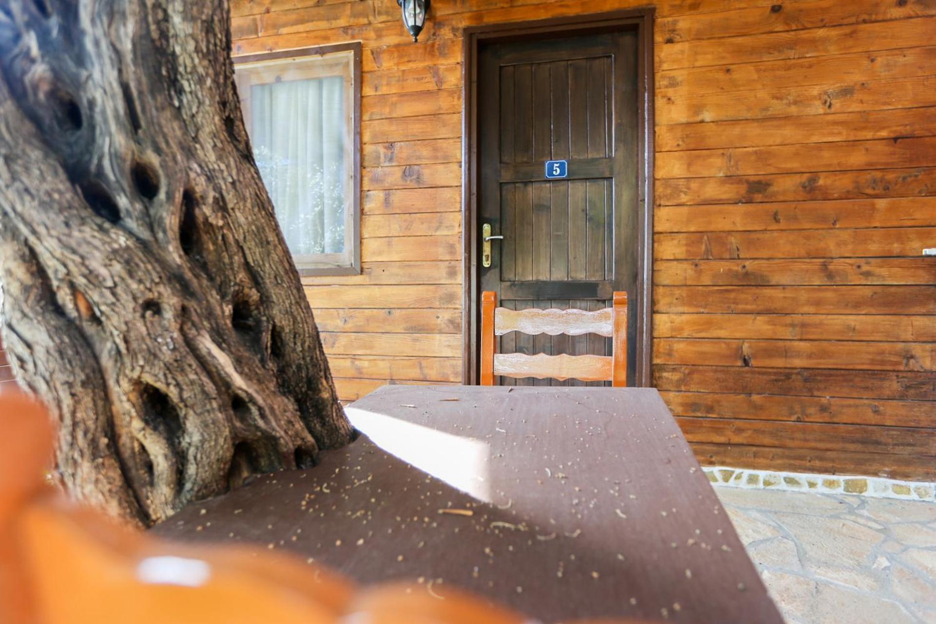 Holiwood Motel Himare Ngoại thất bức ảnh