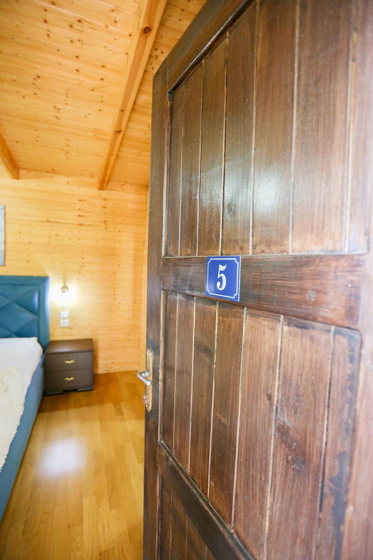 Holiwood Motel Himare Ngoại thất bức ảnh