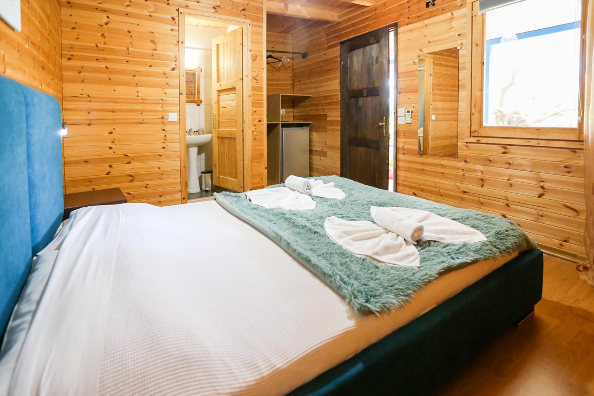 Holiwood Motel Himare Ngoại thất bức ảnh