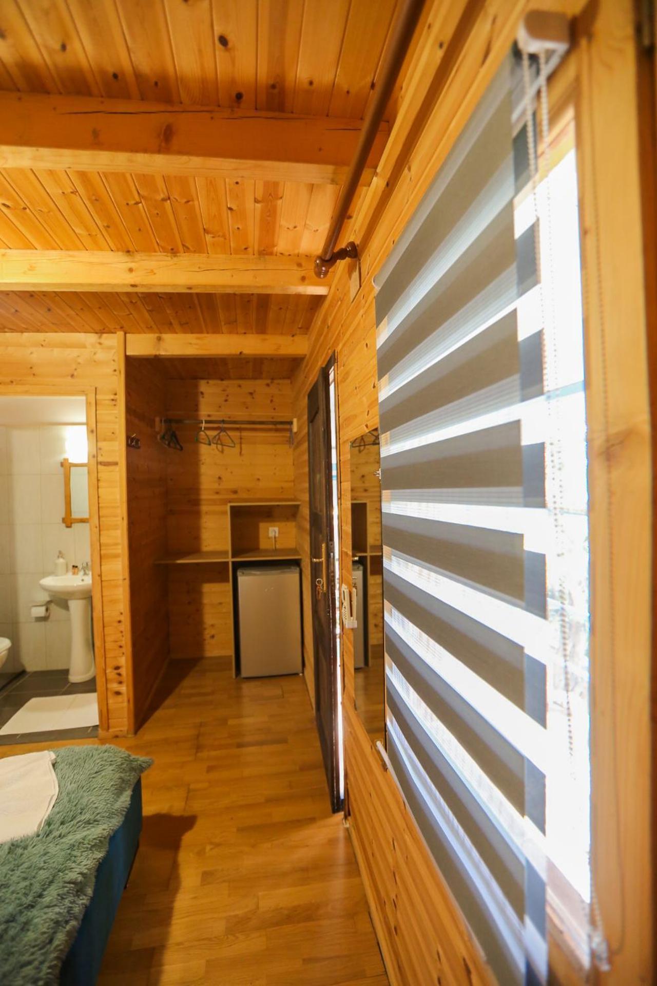 Holiwood Motel Himare Ngoại thất bức ảnh